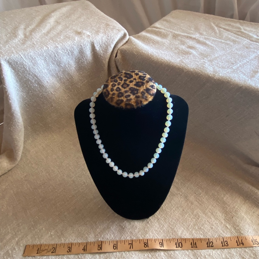 Beautiful vintage opalescent glass necklace